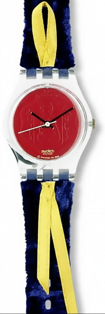 Damenuhr mit rundem silberfarbenem Gehäuse, rotem Zifferblatt und blau-gelbem Armband