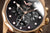 Montre pour femme : Gros plan du cadran avec sous-cadrans chronographes, aiguilles couleur or rose, bracelet en cuir