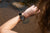Montre pour femme au poignet : cadran noir avec lunette couleur or rose et bracelet en cuir