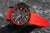Montre homme avec lunette noire, bracelet en silicone rouge et cadran sombre
