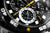 Detail der Herrenarmbanduhr mit blauem Leuchtpunkt-Zifferblatt und gelben Zeigern