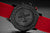 Fond de montre pour homme avec gravure, boîtier noir et bracelet rouge