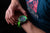 Herrenuhr am Handgelenk mit grünem Armband und leuchtendem Zifferblatt