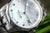 Cadran de montre pour femme en détail avec aiguilles argentées et index ronds