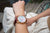 Montre pour femme au poignet avec bracelet en cuir marron et cadran argenté