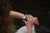 Montre pour femme au poignet avec bracelet en cuir marron et cadran rond argenté