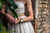 Montre pour femme au poignet avec bracelet en cuir marron et cadran argenté
