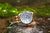 Montre pour femme avec bracelet en acier inoxydable doré et cadran bleu, couronne et affichage de la date.