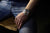 Montre bracelet pour homme au poignet : boîtier rond avec cadran sombre, bracelet en cuir
