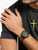 Herren-Chronograph am Handgelenk mit schwarzem Zifferblatt und zweifarbigem Metallband