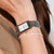 Montre pour femme au poignet avec cadran blanc et bracelet chaîne en acier inoxydable