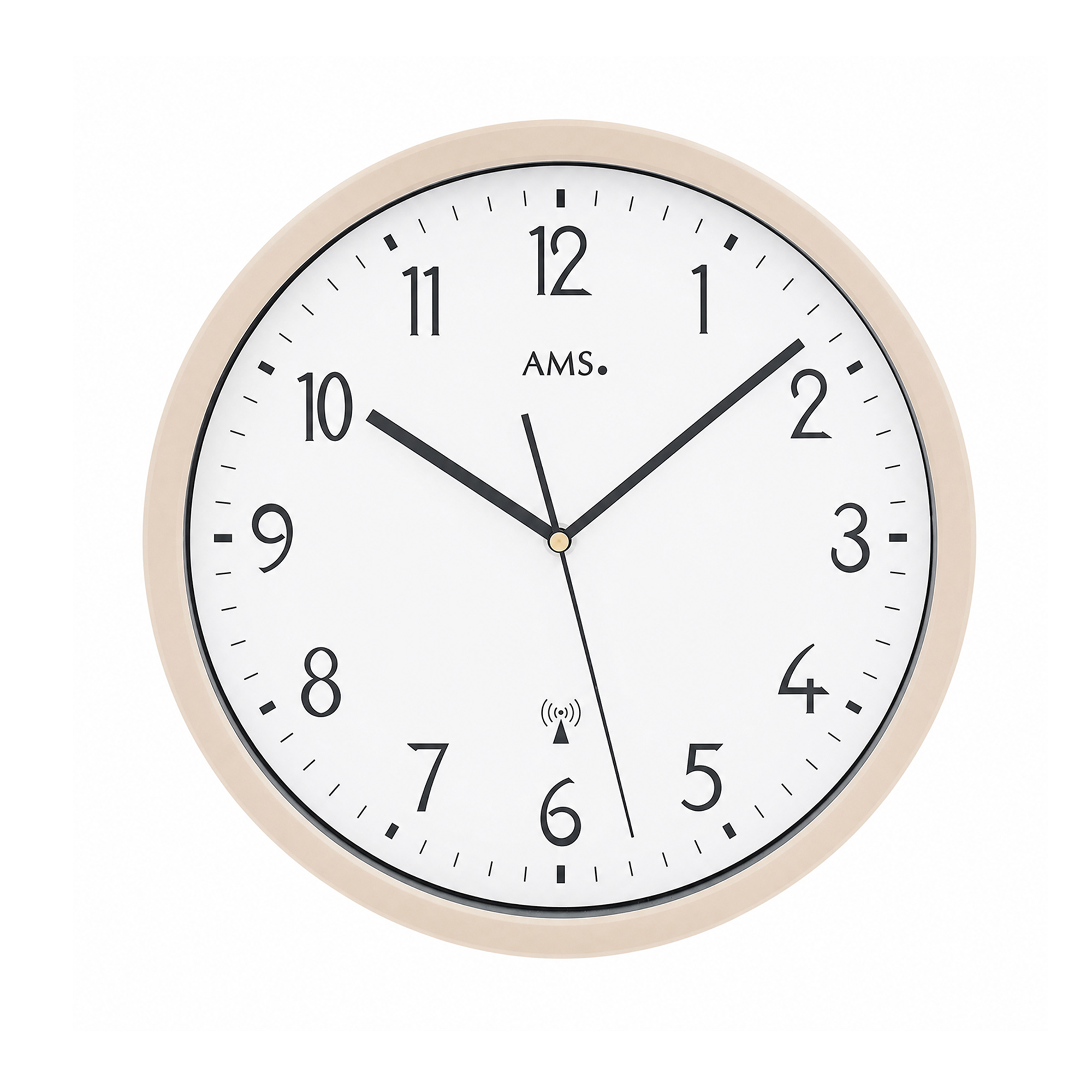 Horloge murale avec bordure beige, cadran blanc, aiguilles noires et symbole radio