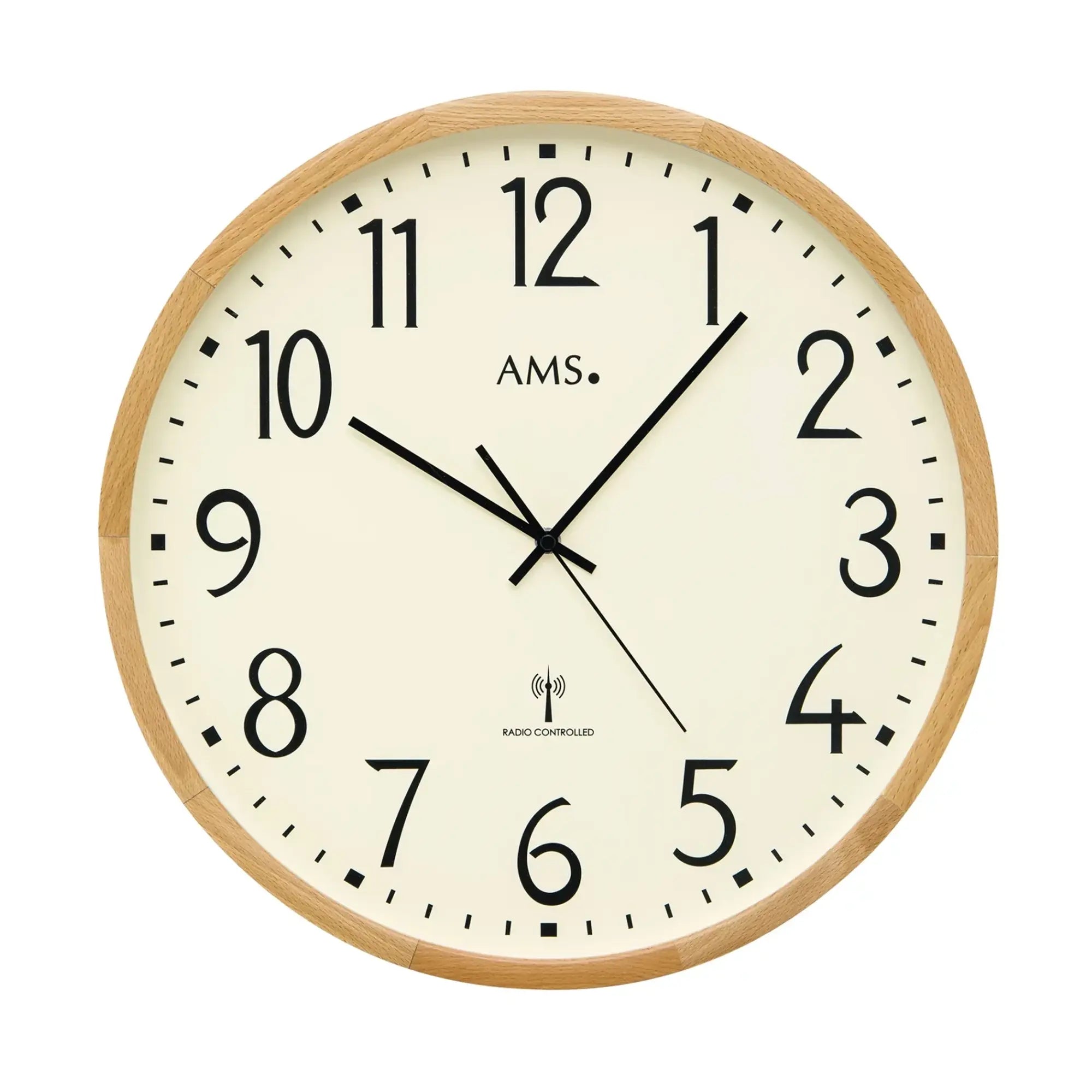 Horloge murale avec cadran beige, chiffres et aiguilles noirs, et cadre en bois clair.