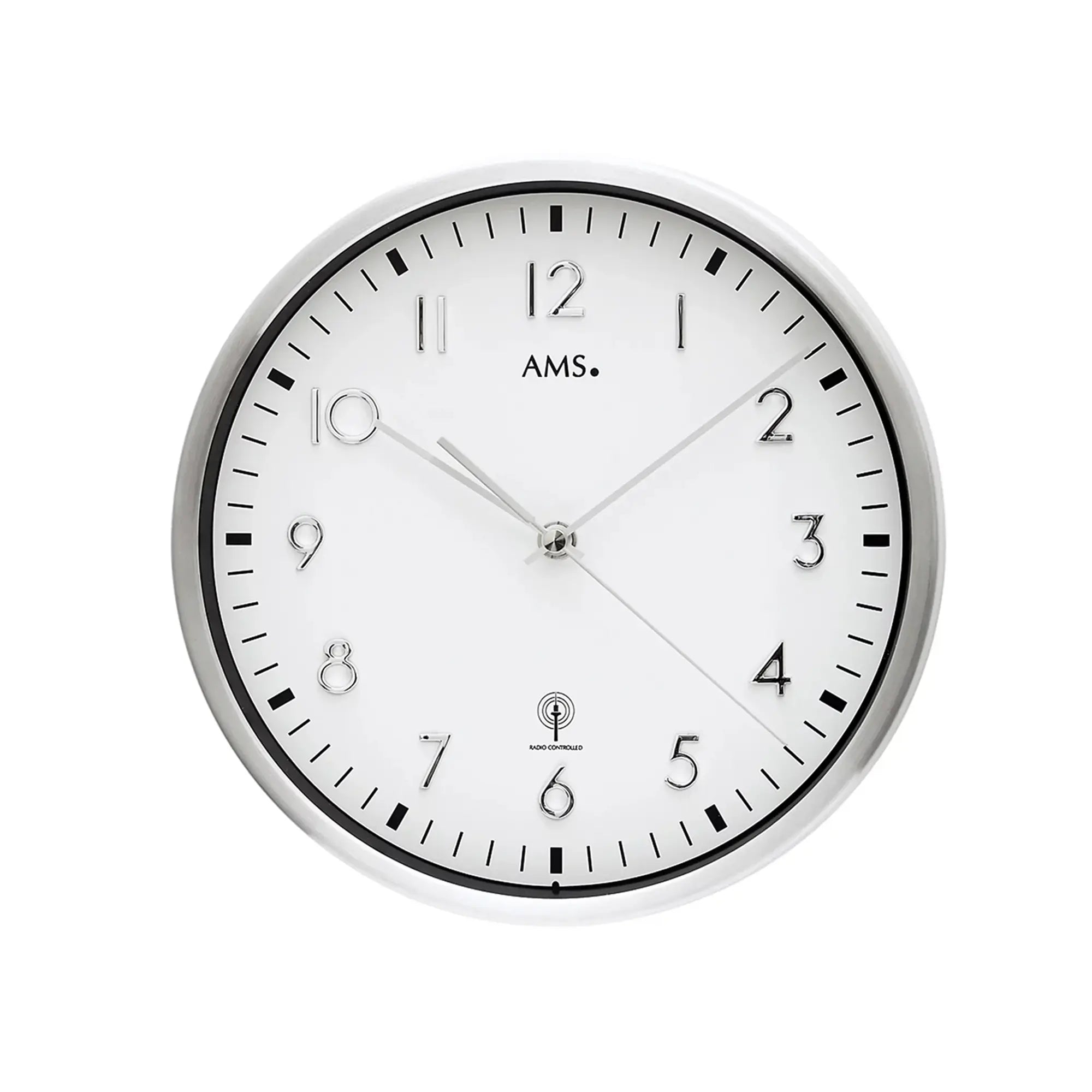 Horloge murale radio-pilotée avec cadre rond en métal, cadran blanc et chiffres noirs