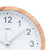Horloge murale avec cadre aspect bois, cadran blanc et chiffres noirs