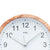 Horloge murale avec cadre aspect bois et cadran blanc, index des minutes sur le pourtour