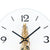 Horloge murale avec cadran blanc, aiguilles noires et mécanisme doré en détail