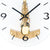 Horloge murale avec cadran blanc, aiguilles noires et balancier/protection dorés