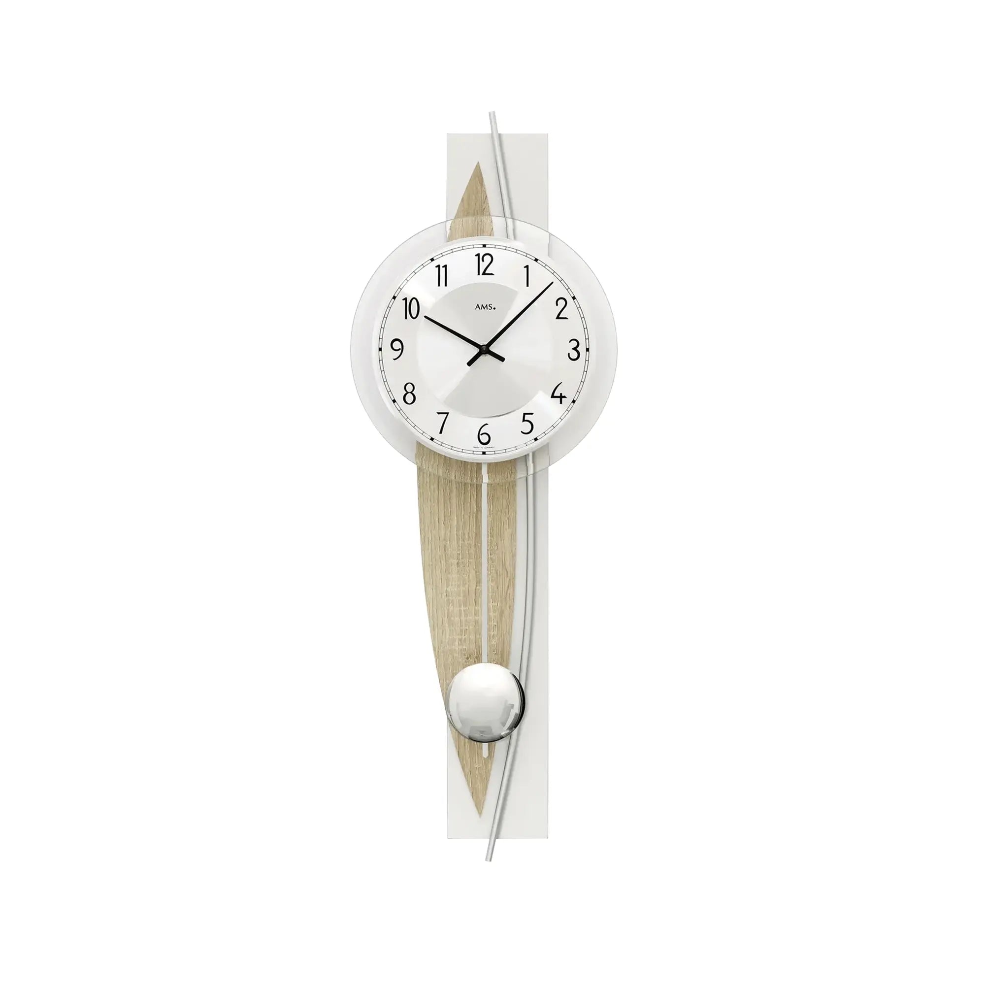 Wanduhr mit weißem Ziffernblatt, Mineralglasfront und Pendel an hellem Holzrahmen