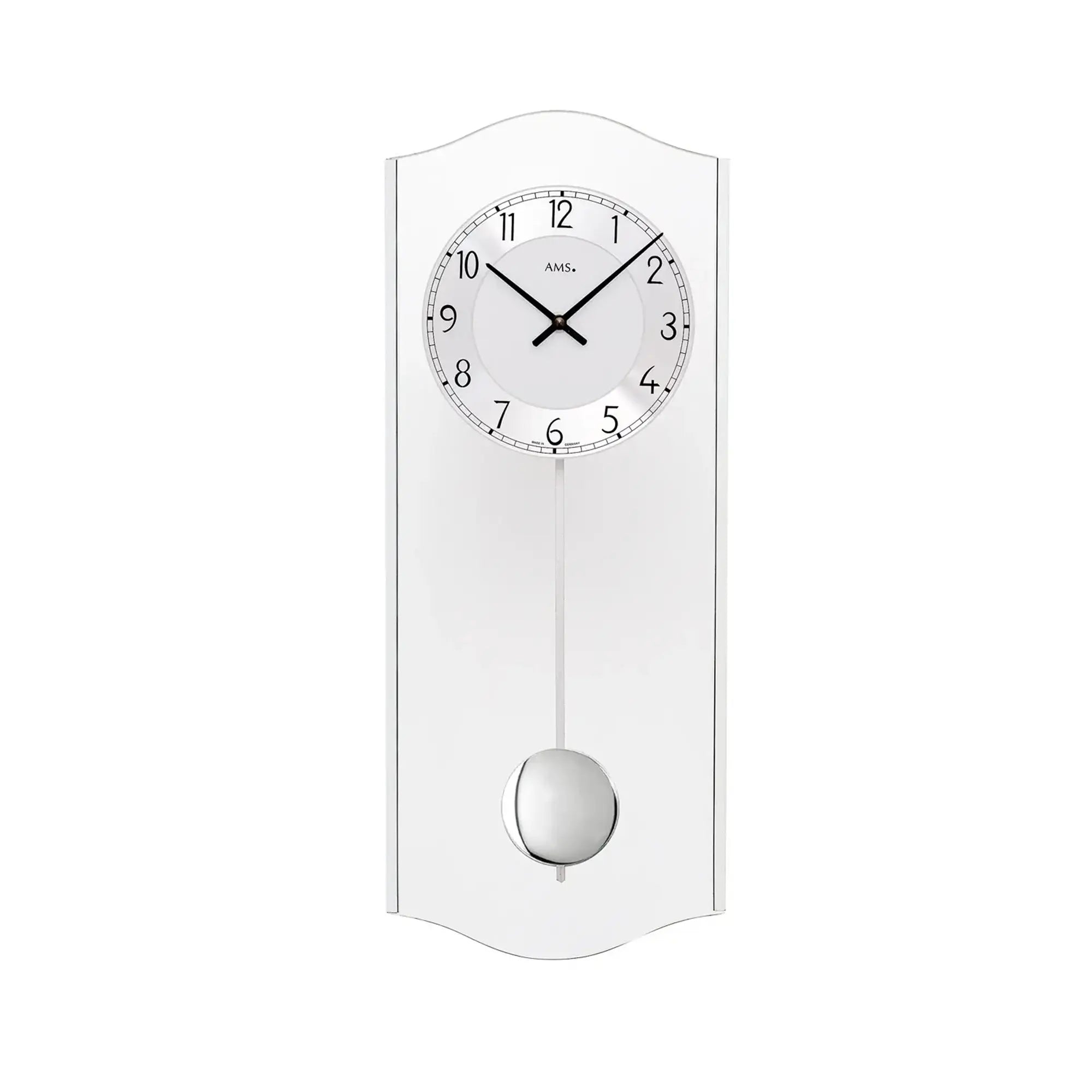 Wanduhr mit weißem Zifferblatt, schwarzen Zeigern und Chrom-Pendelgewicht