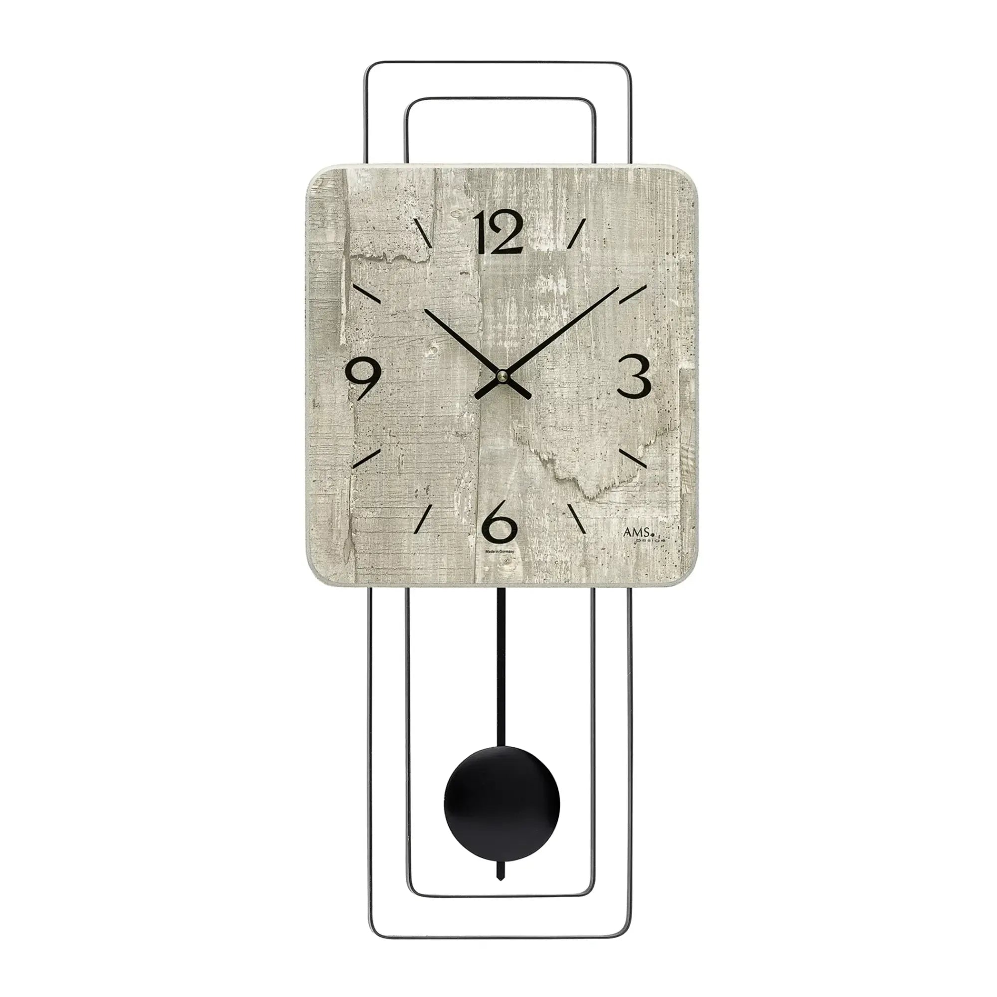 Horloge murale aspect béton gris, aiguilles noires, chiffres 3, 6, 9, 12, balancier et support de suspension