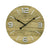 Horloge murale ronde avec cadran aspect bois, aiguilles anthracite et chiffres métalliques