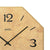 Cadran de montre murale beige imprimé avec 12 et aiguilles noires dans un cadre en bois.