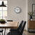 Horloge murale ronde avec cadran blanc, bordure argentée, aiguilles noires et trotteuse rouge