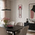 Horloge murale avec cadre rouge, cadran noir et pendule rouge