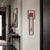 Horloge murale avec cadre rouge et boîtier intérieur rectangulaire, poids rouge visible