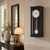 Horloge murale avec cadre noir, cadran blanc et poids de pendule en verre