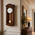 Horloge murale en bois avec cadre en bois, cadran rond et boule de pendule dorée
