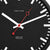 Wanduhr-Zifferblatt im Detail: schwarzer Hintergrund, rote Zeiger, weiße Strichskalen.