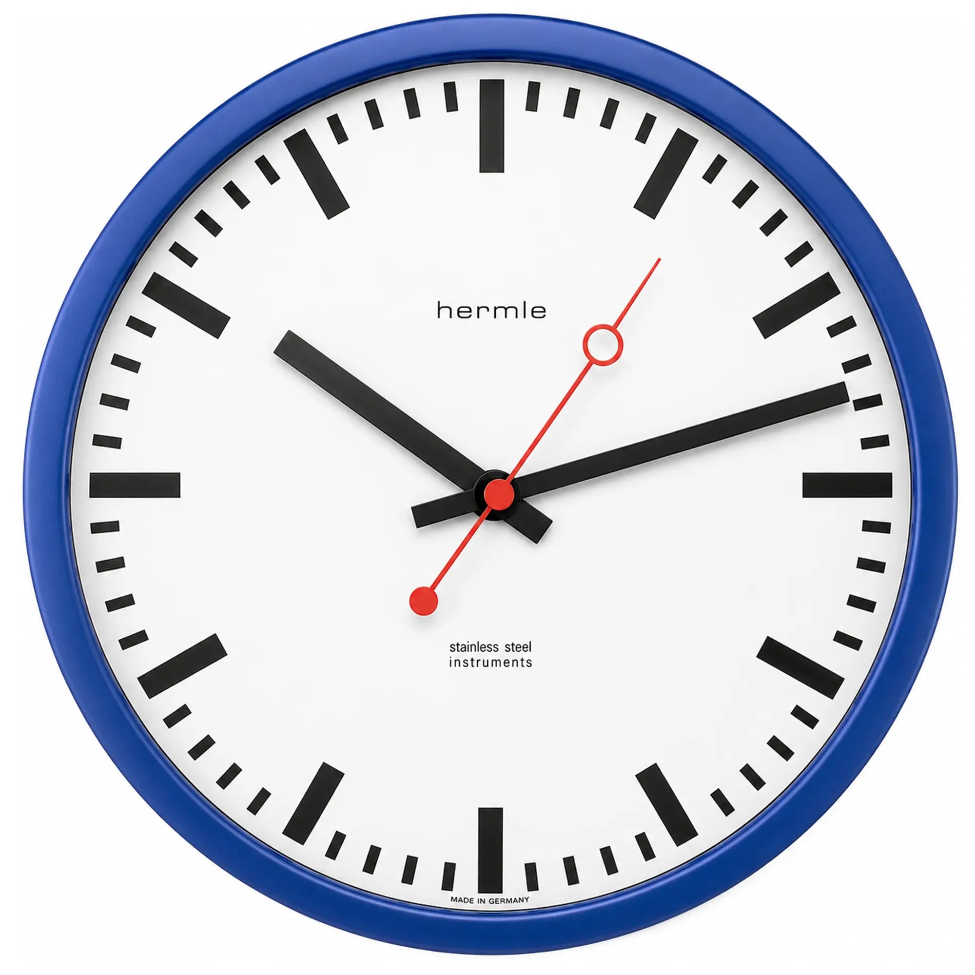 Wanduhr mit blauem Rahmen, weißem Ziffernblatt und roten Zeigern