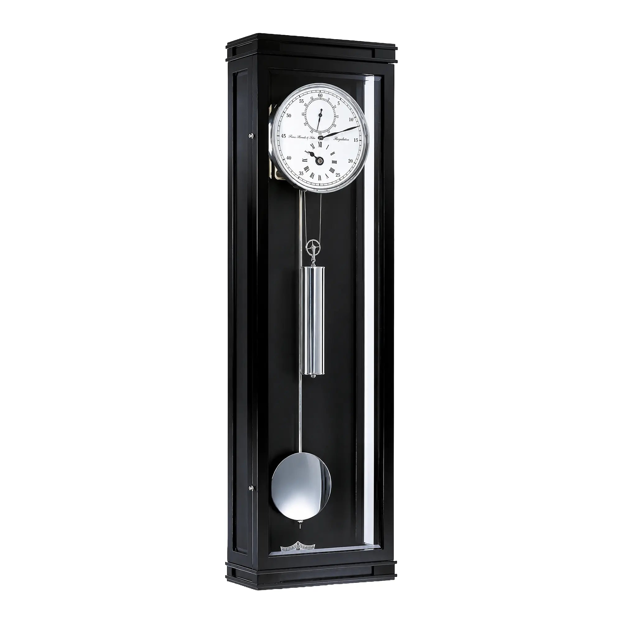 Horloge murale avec boîtier noir, cadran blanc et balancier en métal, façade en verre.