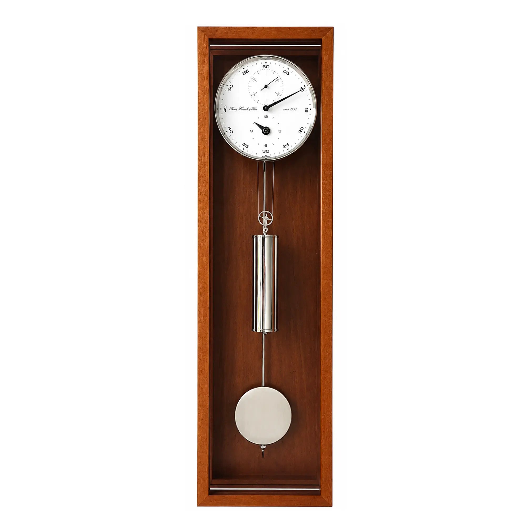Wanduhr aus Holzrahmen mit rundem Zifferblatt, Metallpendel und weißer Pendelscheibe.