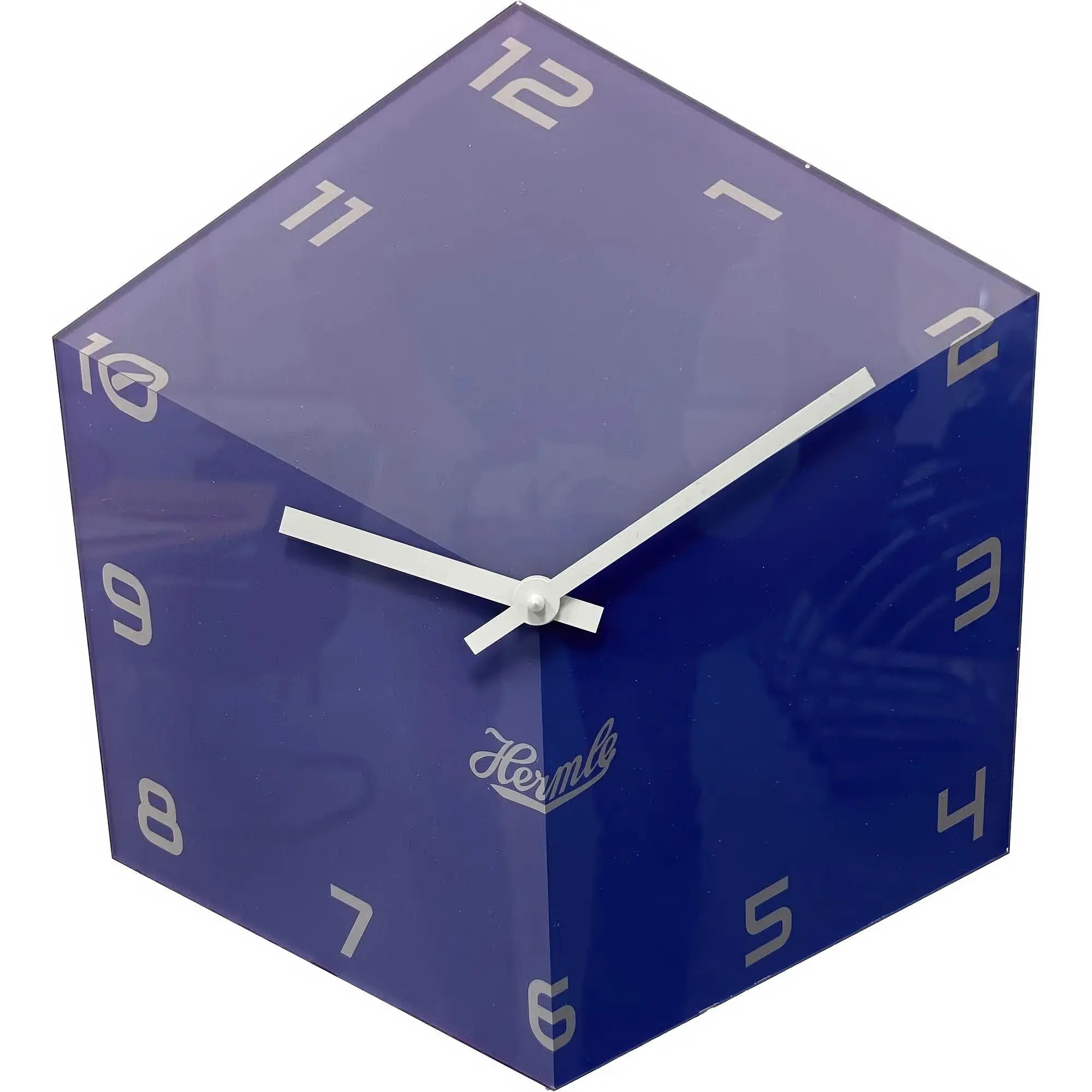Horloge murale dans un boîtier cubique bleu avec aiguilles et chiffres blancs