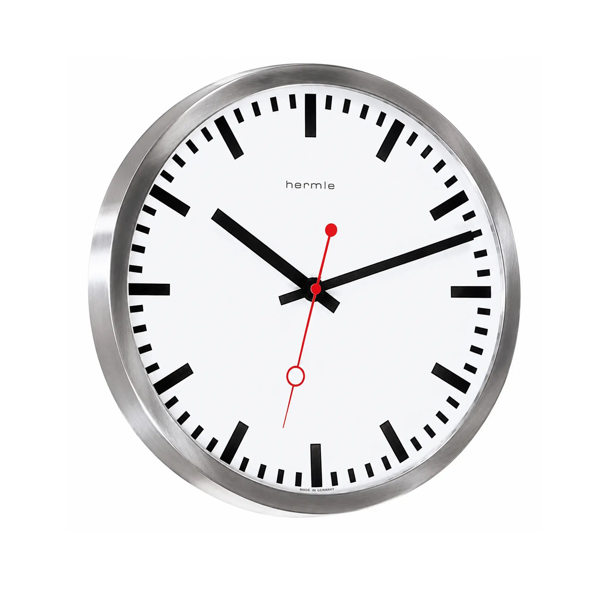 Gros plan sur une horloge murale ronde : cadran blanc, cadre argenté, aiguilles noires, trotteuse rouge