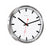 Gros plan sur une horloge murale ronde : cadran blanc, cadre argenté, aiguilles noires, trotteuse rouge