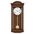 Wanduhr aus braunem Holz mit rundem Zifferblatt und hängendem Pendelgewicht