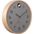 Horloge murale avec cadre en bois clair, cadran gris, aiguilles noires et détail coucou