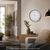 Horloge murale à quartz avec cadran blanc, chiffres et aiguilles noirs
