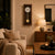 Horloge murale en bois avec cadran rond et pendule dans un cadre rectangulaire