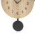 Horloge murale coucou : Gros plan sur les chiffres 3-9, aspect bois et poids rond noir