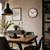 Horloge murale avec cadre rouge, cadran blanc, aiguilles noires et accents rouges
