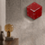 Horloge murale ronde en acrylique rouge avec aiguilles blanches et logo Hermle