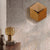 Horloge murale, boîtier cube en acrylique couleur ambre avec aiguilles noires
