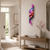 Horloge murale avec motif ondulé coloré, pendule violette et chiffres blancs sur le mur