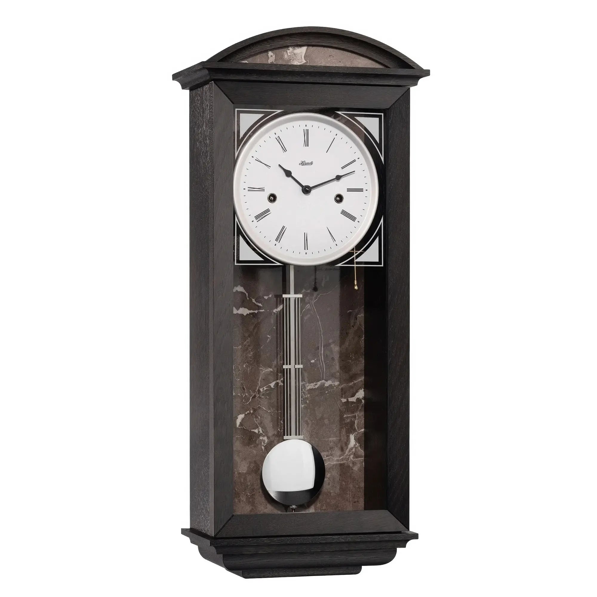 Horloge murale avec boîtier en bois foncé, cadran blanc et chiffres romains, pendule visible