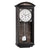 Horloge murale dans un boîtier en bois foncé avec cadran blanc et façade en verre, pendule visible